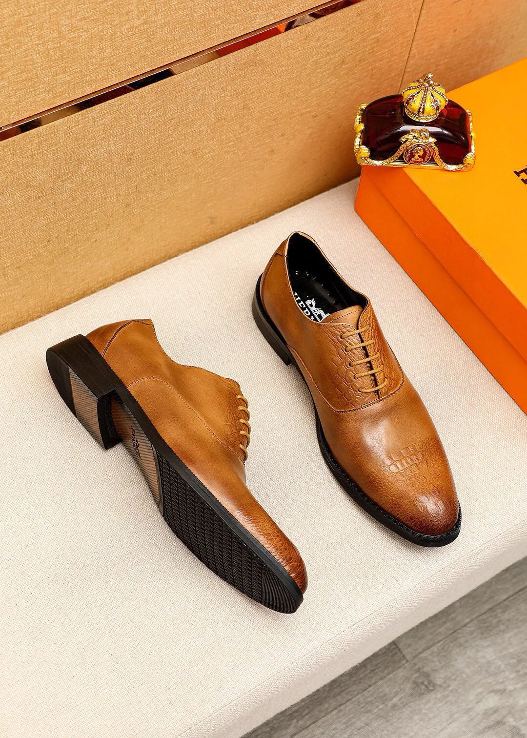 Men's shoes 💰460 💐 Product trademark: HERMES "Hermès" business leather shoes Regular size: 38-44 (45🉑️customized) Product materials: Selected imported first-layer calfskin upper, imported water-dyed 🐂 cowhide lining. Strong three-dimensional visual effect, non-slip and wear-resistant combination outsole Color: 2⃣️colors available